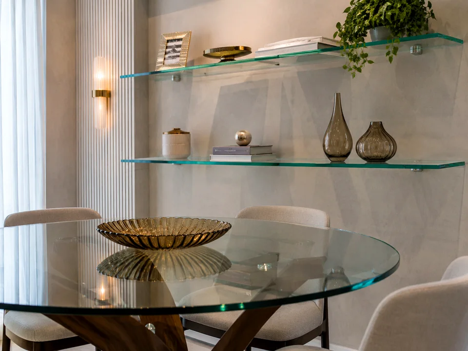 Composição com vidro, prateleira e decoração clean